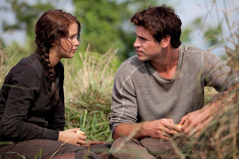 Liam Hemsworth a Jennifer Lawrence ve filmu Hunger Games