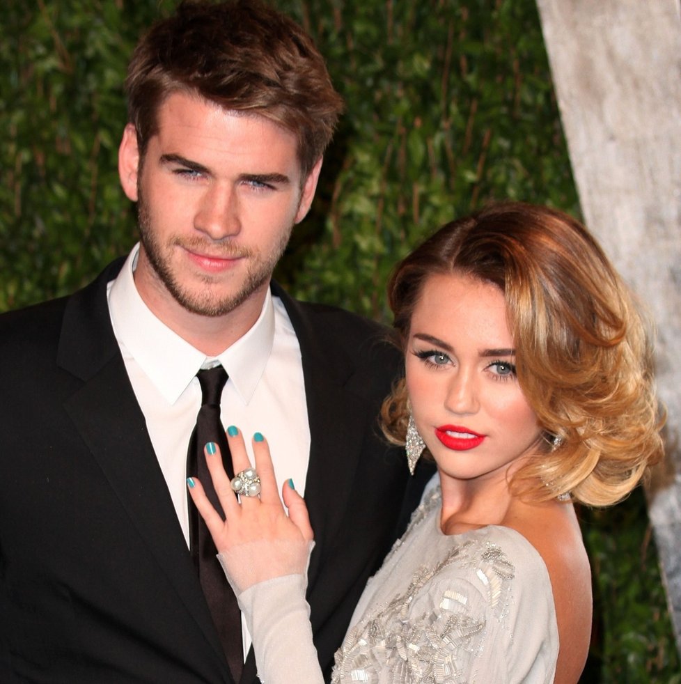 Miley Cyrus byla zasnoubená s hercem Liamem Hemsworthem už v roce 2012. Pak se jejich cesty bohužel na čtyři roky rozešly. Jak se ale zdá, podařilo se jim k sobě znovu najít cestu a podle prstenu na Mileyině ruce to vypadá, že zasnoubení pořád platí.