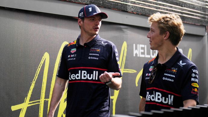 Liam Lawson a Max Verstappen.