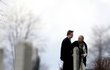 Vdovec Liam Neeson odchází ze hřbitova v Lithgow s matkou herečky,  slavnou Vanessou Redgrave 