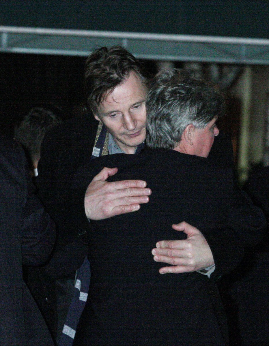Manžel herečky Liam Neeson odchází z newyorského centra Americko-irské historické společnosti, kde byla jeho žena posmrtně vystavena minulý pátek.
