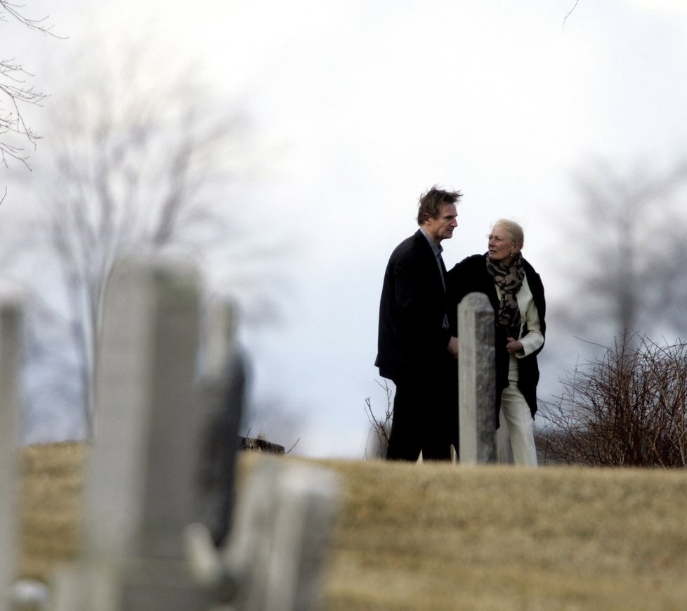 Vdovec Liam Neeson odchází ze hřbitova v Lithgow s matkou herečky,  slavnou Vanessou Redgrave 