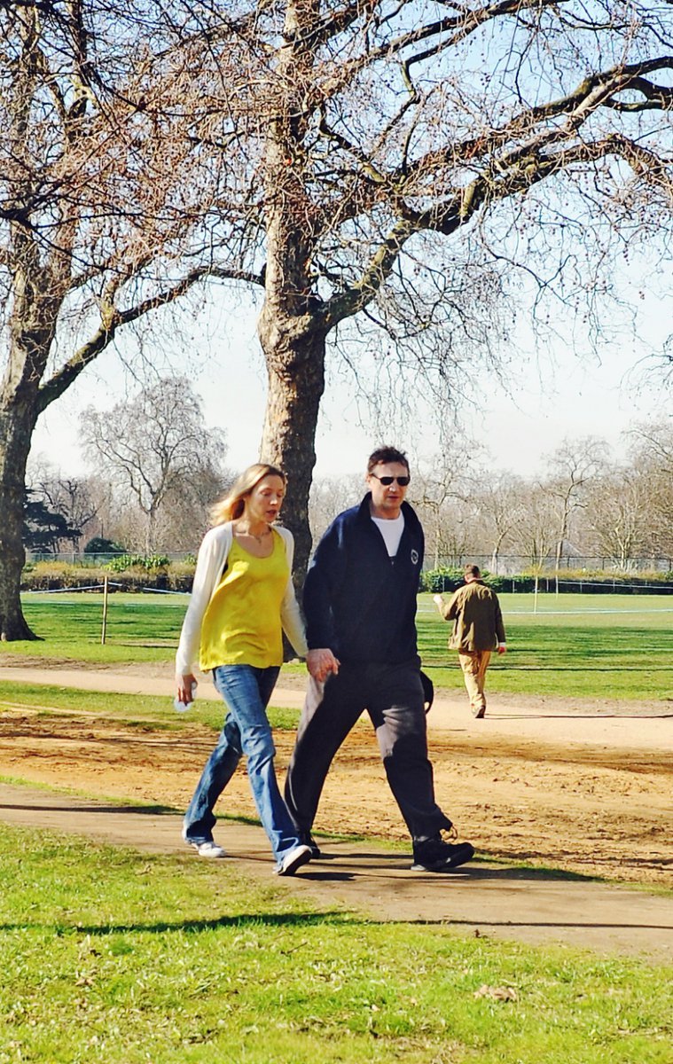 Liam Neeson na procházce se svou snoubenkou Freyou