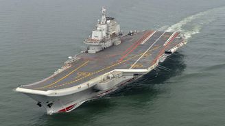 Číňané svou letadlovou loď poprvé zapojili do vojenského cvičení s ostrou palbou