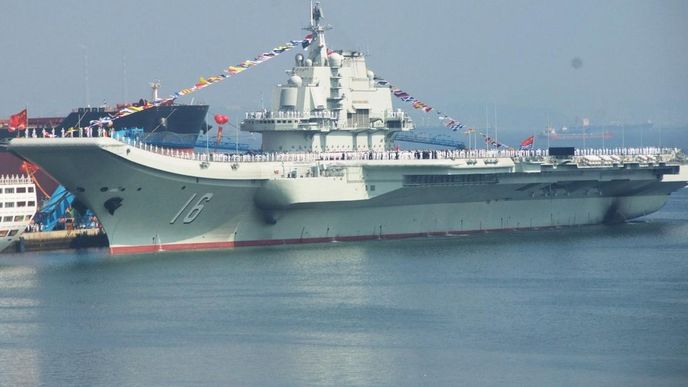 Liaoning, první čínská letadlová loď, byla v úterý v přístavu Dalian slavnostně uvedena do služby. Zdroj: profimedia.cz