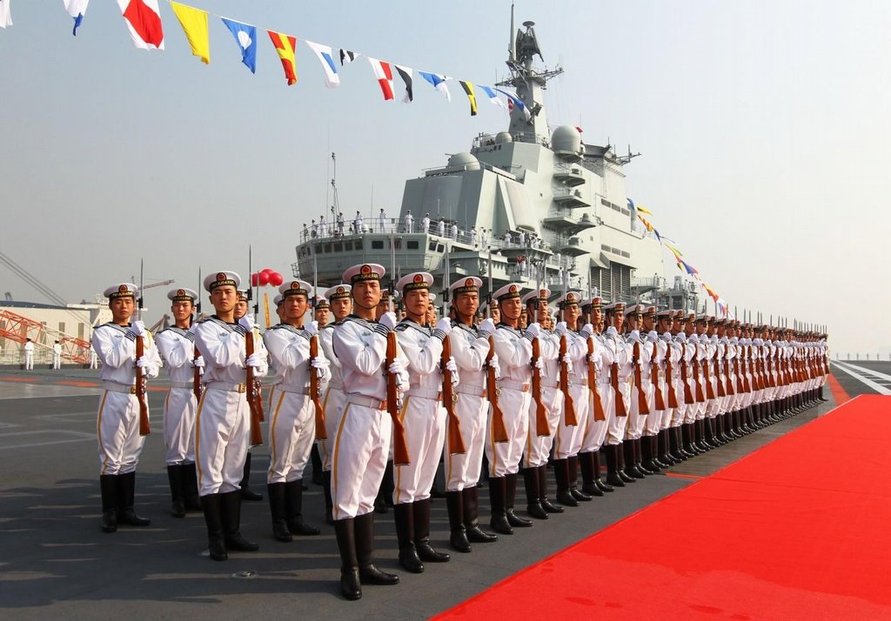 Liaoning, první čínská letadlová loď, byla v úterý v přístavu Dalian slavnostně uvedena do služby. Zdroj: profimedia.cz