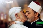 Hlava katolické církve se na obrázku líbala s Ahmadem Muhammadem Tajíbem, duchovním z egyptské univerzity Al-Azhar