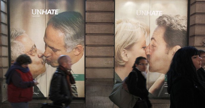 Ulice New Yorku zaplavily plakáta líbajících se státníků