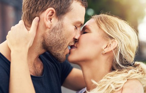 Triky, jak se naučit líbat tak, aby se od vás nemohli odtrhnout