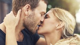 Smyslné líbací hry, které rozproudí váš sexuální apetit