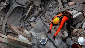 Záchranáři prohledávají měsíc po výbuchu trosky.