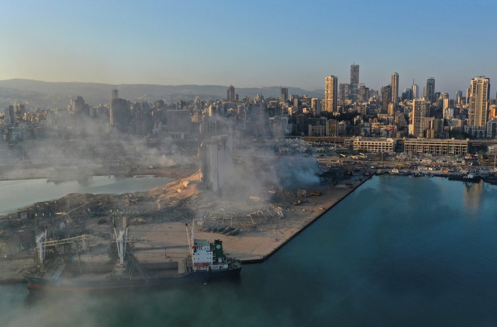 Exploze zdevastovala v Bejrútu přístav i široké okolí.