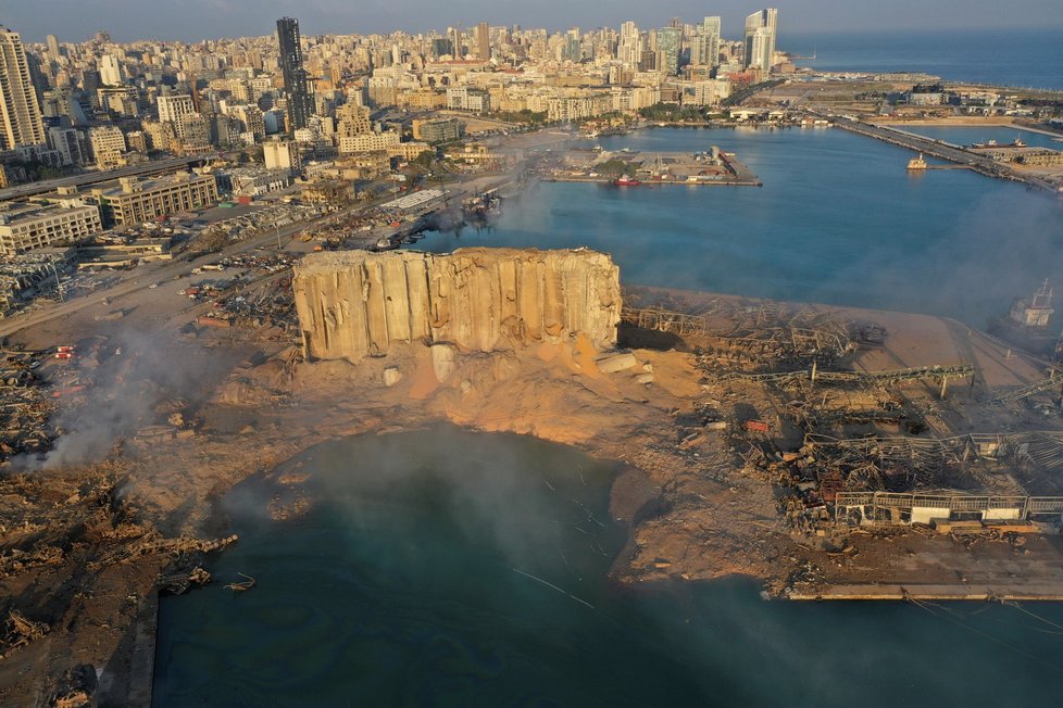 Exploze zdevastovala v Bejrútu přístav i široké okolí.