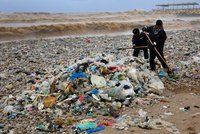 Pláže pohřbily odpadky. Bouře je odnesla ze skládek, Libanoncům dochází trpělivost