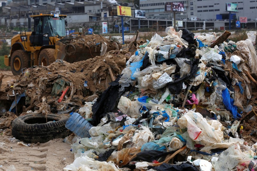 Bouře v Libanonu navála na pobřeží hory odpadu.