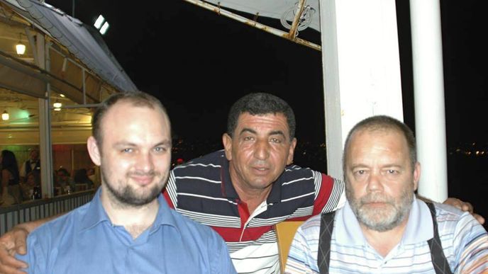 Dva z unesených v Libanonu - advokát Jan Š. (vpravo) a libanonský řidič (uprostřed). Snímek je ze září 2014.