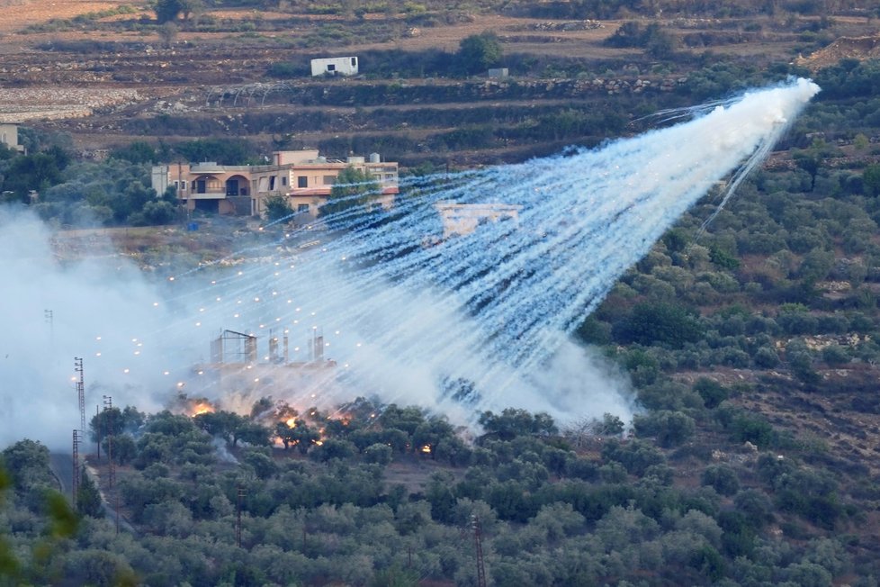 Izraelské síly ostřelovaly pohraniční libanonskou vesnici Al-Bustán, odkud útočil Hamás (15. 10. 2023).