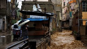 Libanon bičuje už pátý den silná bouře, která přináší množství deště a sněhu. Postihla také syrské uprchlíky v táborech na východě a severu země.