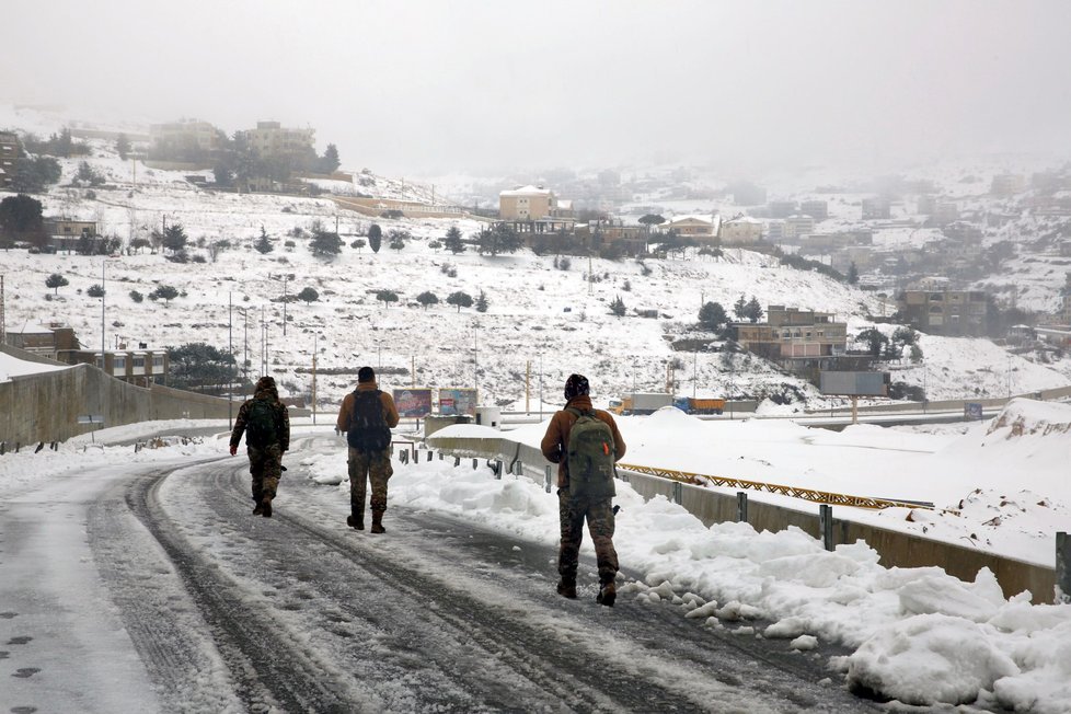 Libanon bičuje už pátý den silná bouře, která přináší množství deště a sněhu. Postihla také syrské uprchlíky v táborech na východě a severu země.