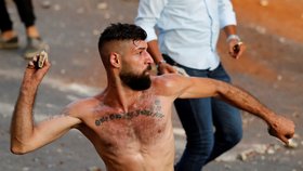 Žhavé léto: Libanonci zuřivě protestují kvůli politikům, covidu, nevyšetřené explozi i všeobecné bídě.
