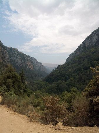 Řeka Kadíša vyhloubila údolí s mnoha zákruty a jeskyněmi