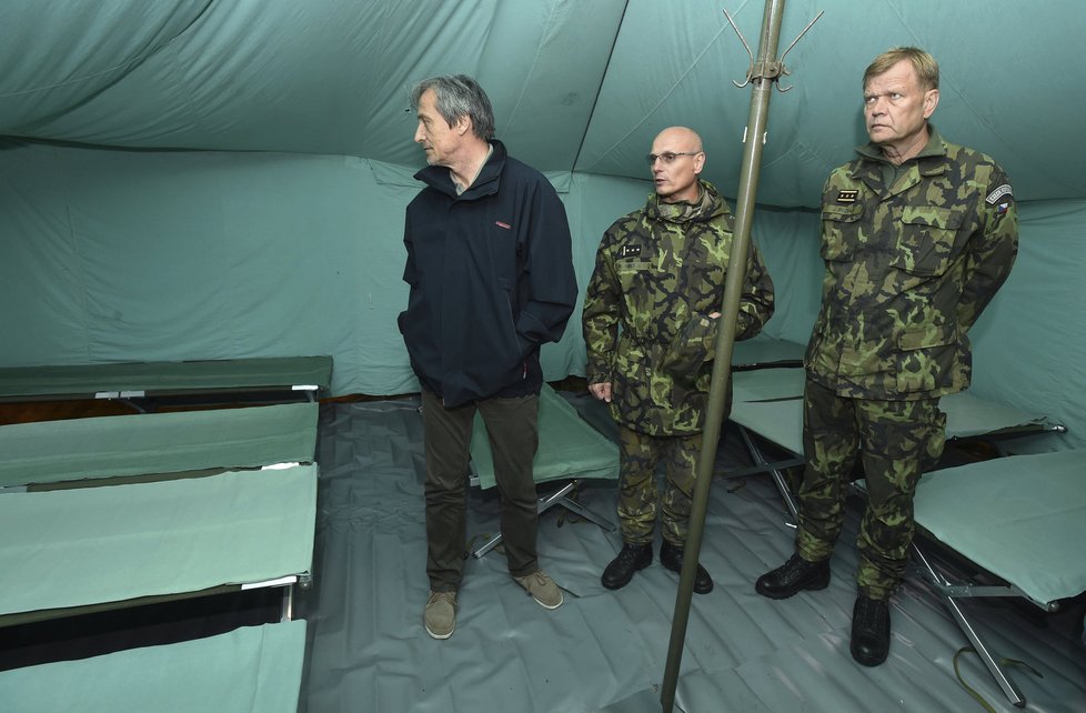 Vojáci během 48 hodin cvičně postavili tábor v Libavé. Výsledek přijel zkontrolovat i ministr obrany Martin Stropnický
