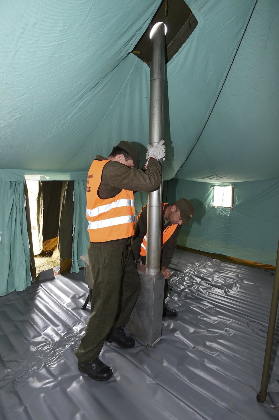 Vojáci během 48 hodin cvičně postavili tábor v Libavé. Výsledek přijel zkontrolovat i ministr obrany Martin Stropnický