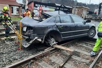 Srážka vlaku s autem ochromila železnici: Mezi Prahou a Kralupy jezdily ráno náhradní autobusy