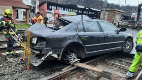 Srážka vlaku s autem ochromila železnici: Mezi Prahou a Kralupy jezdily ráno náhradní autobusy