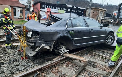 Srážka vlaku s autem ochromila železnici: Mezi Prahou a Kralupy jezdily ráno náhradní autobusy