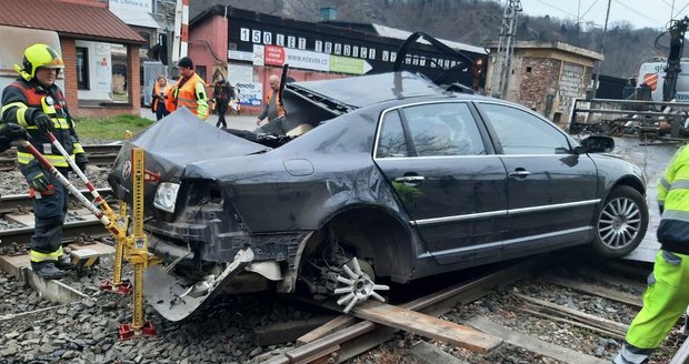 Srážka vlaku s autem ochromila železnici: Mezi Prahou a Kralupy jezdily ráno náhradní autobusy