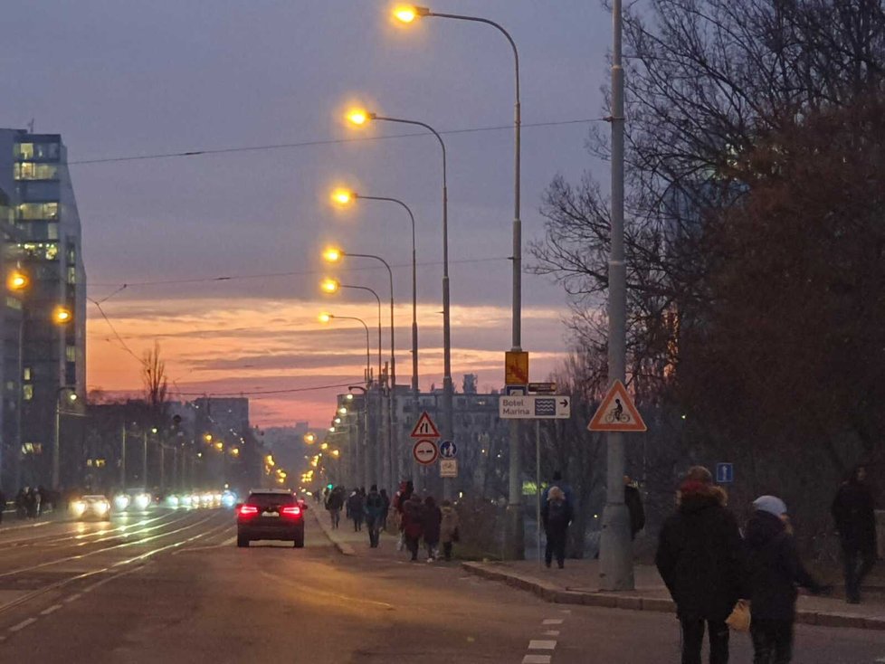 Libeňský most musel být kvůli havárii uzavřen pro tramvajovou dopravu. Na vině jsou silné mrazy. (11. leden 2024)