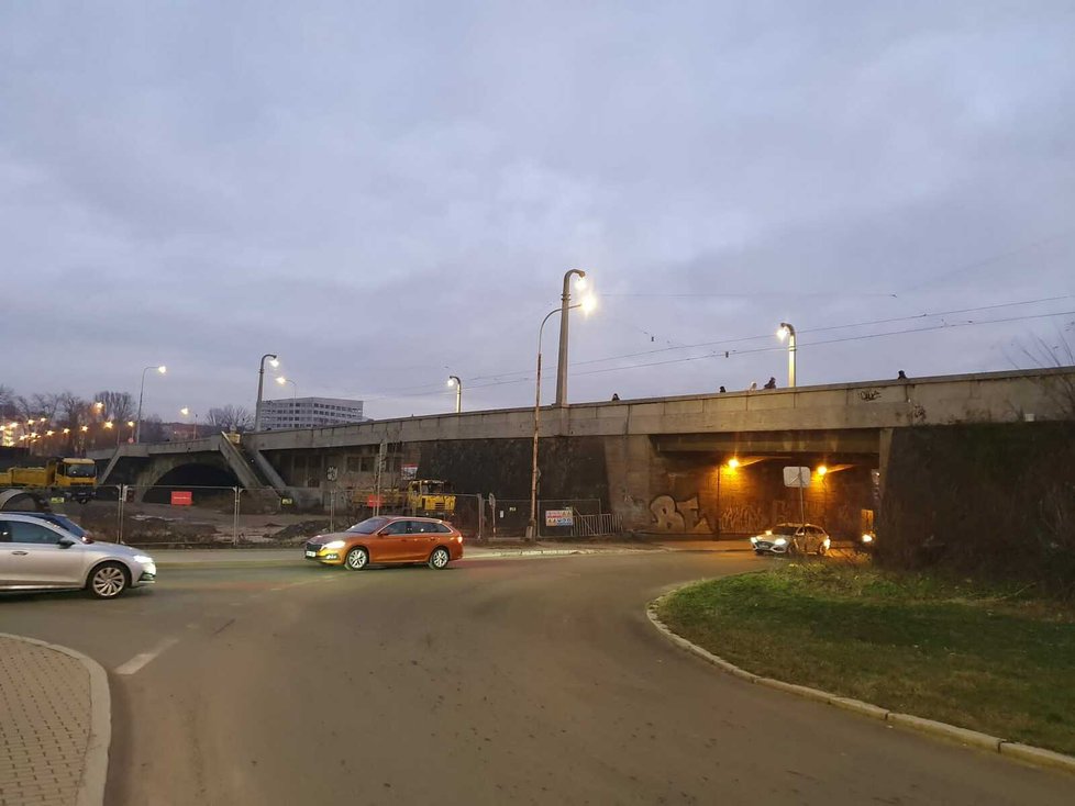 Libeňský most musel být kvůli havárii uzavřen pro tramvajovou dopravu. Na vině jsou silné mrazy. (11. leden 2024)