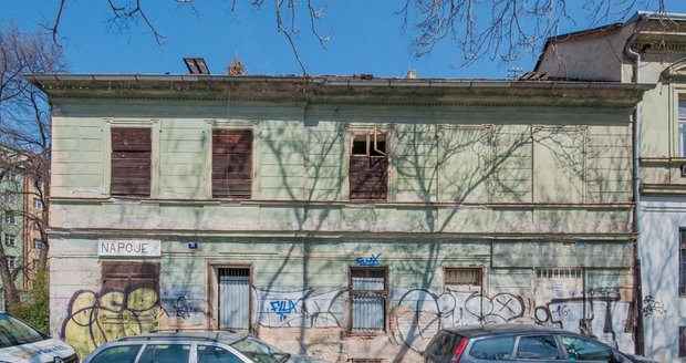 Budova bývalého židovského ghetta na adrese Koželužská 587 na konci července 2023