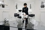 Módní návrhářka a designérka Liběna Rochová instalovala 8. prosince skleněné šperky pro stálou expozici, která byla otevřena v muzeu Ajeto v Novém Boru na Českolipsku.