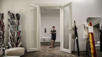 Meditace s pohledem Buddhovi do očí a figuríny čekající na dotek návrhářky. Vítejte v ateliéru Liběny Rochové Meditace s pohledem Buddhovi do očí a figuríny čekající na dotek návrhářky. Vítejte v ateliéru Liběny Rochové