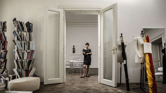 Ateliér módní návrhářky Liběny Rochové z pohledu, který má návrhářka nejraději. Ateliér módní návrhářky Liběny Rochové z pohledu, který má návrhářka nejraději.