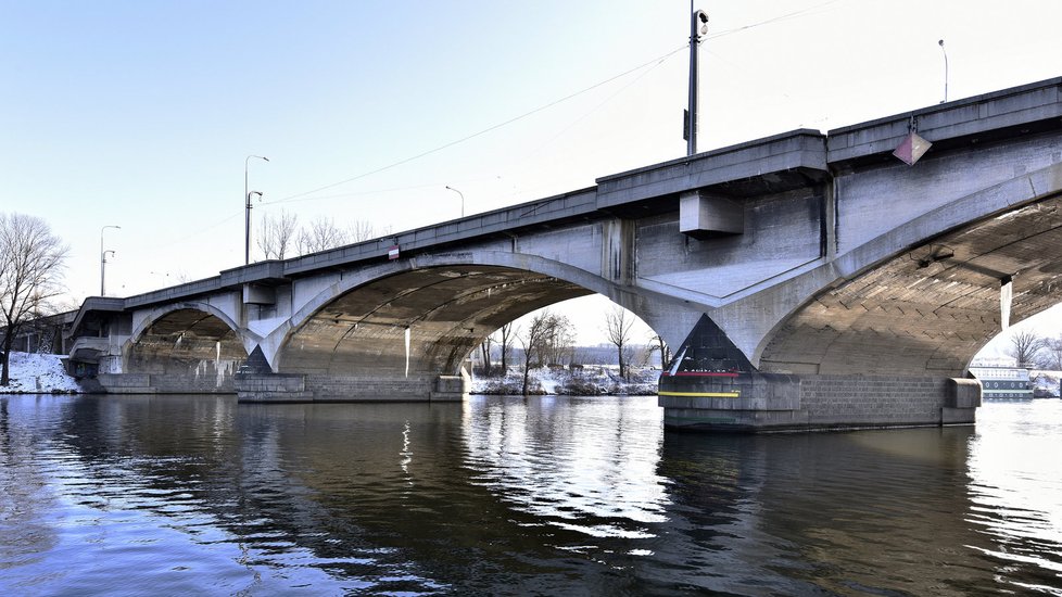 Libeňský most patří k nejdelším silničním mostům v Česku, otevřel ho prezident Masaryk a chtěli ho zbourat. Co dalšího je na něm tak unikátního?