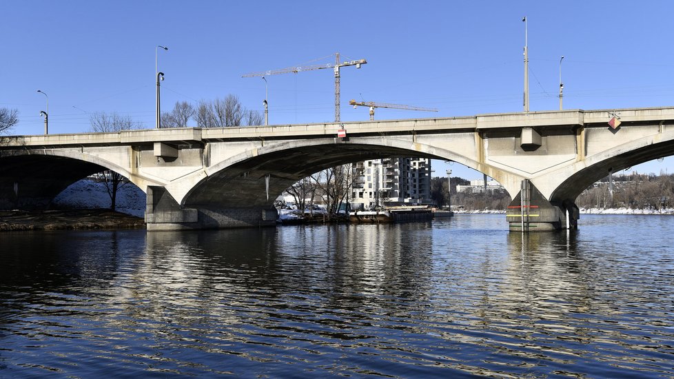 Libeňský most patří k nejdelším silničním mostům v Česku, otevřel ho prezident Masaryk a chtěli ho zbourat. Co dalšího je na něm tak unikátního?