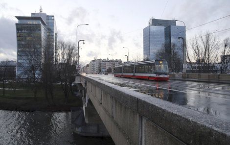 Aktuálně je doprava na mostě omezena na automobily do 6 tun.