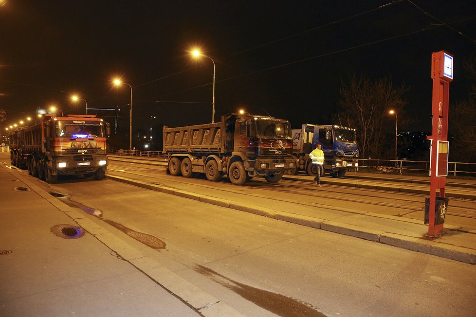 Nákladní auta připravená ke zkušební jízdě po Libeňském mostě.