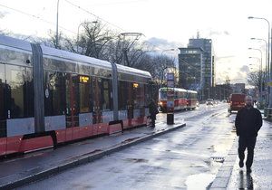 Libeňský most v noci uzavřou pro tramvaje a automobily.