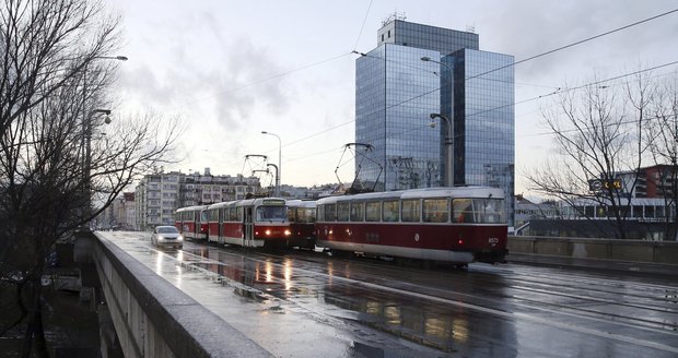 Libeňský most provizorně podepřou, aby se na něj mohla vrátit opět těžší doprava.