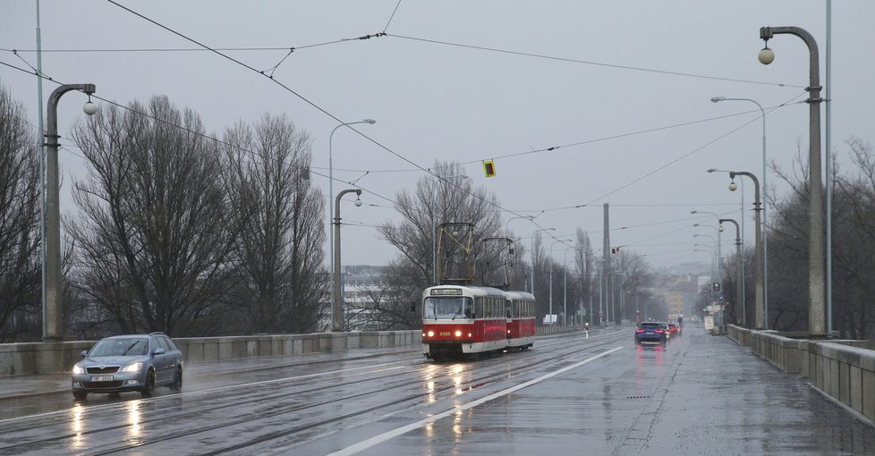 Libeňský most v noci uzavřou pro tramvaje a automobily.