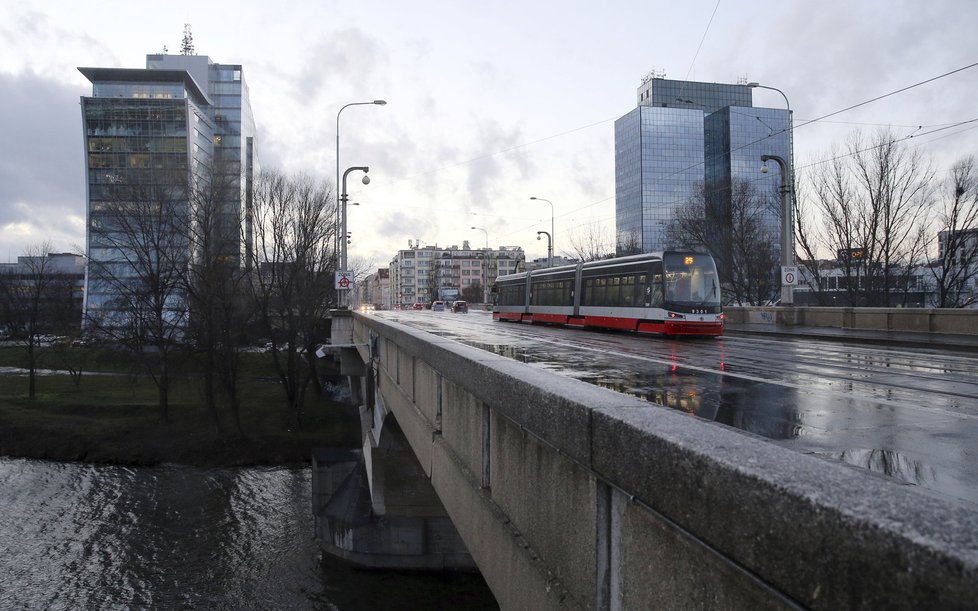 Libeňský most v noci uzavřou pro tramvaje a automobily.