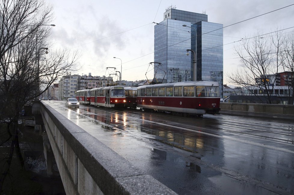 Libeňský most v noci uzavřou pro tramvaje a automobily.