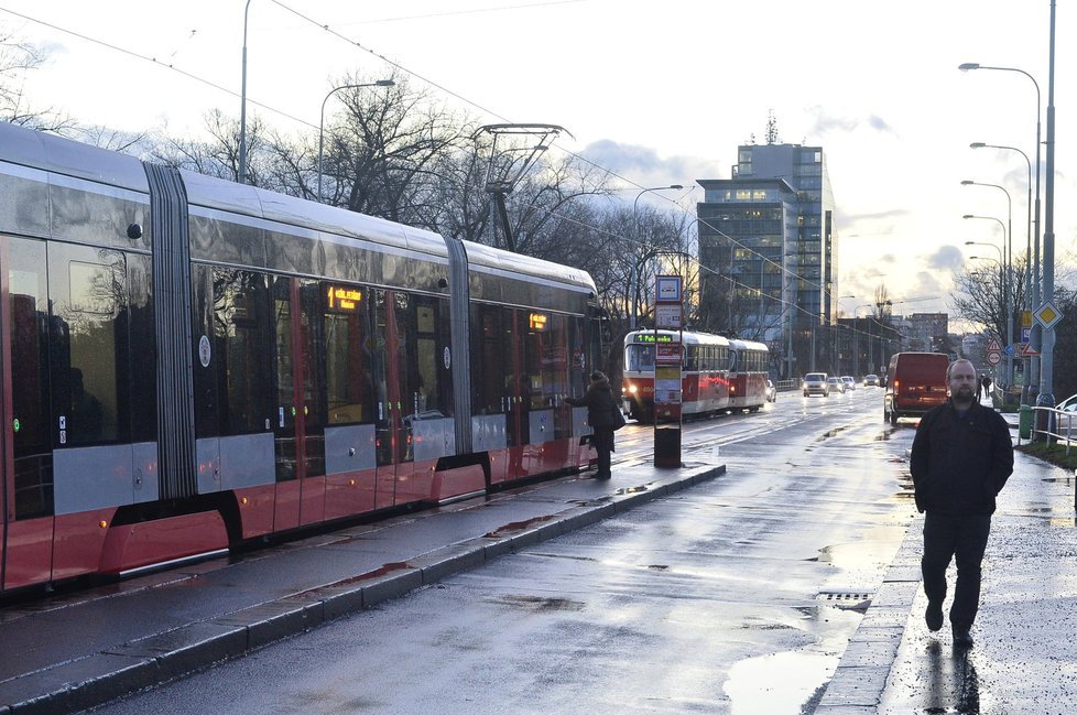 Libeňský most v noci uzavřou pro tramvaje a automobily.