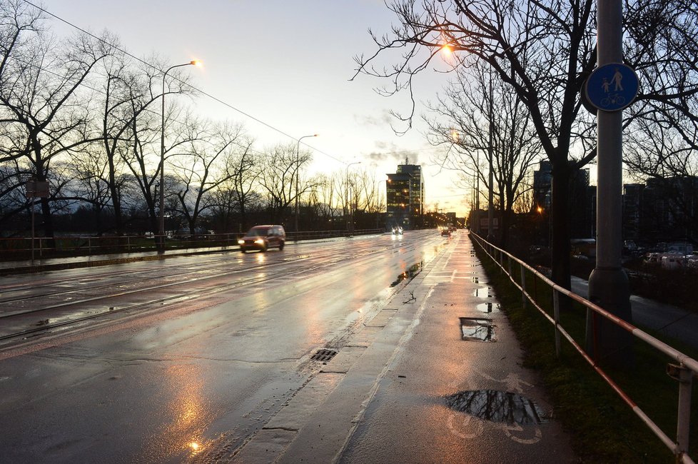 Libeňský most v noci uzavřou pro tramvaje a automobily.