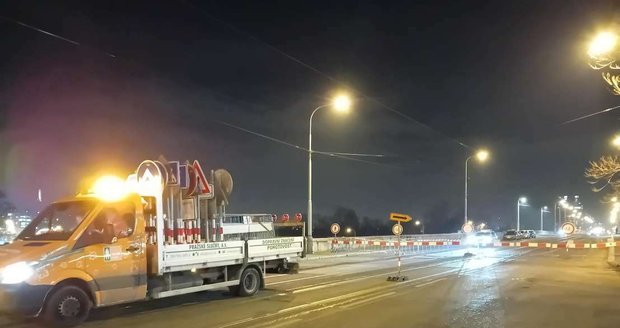 Libeňský most musel být kvůli havárii uzavřen pro veškerou dopravu. Na vině jsou silné mrazy, kvůli kterým byl poškozený oblouk. (11. leden 2024)