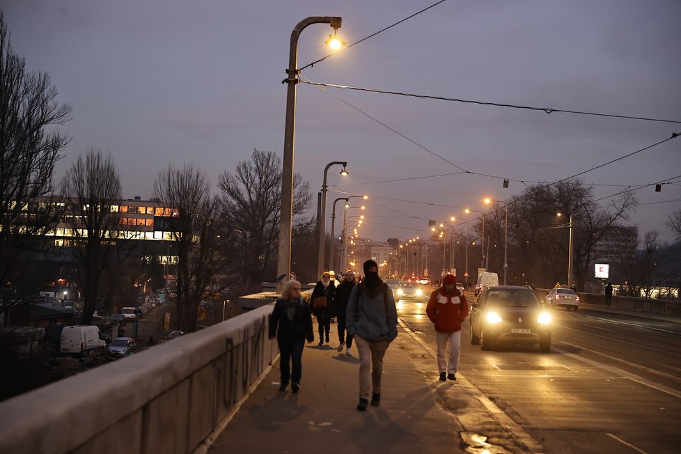 Libeňský most musel být kvůli havárii uzavřen pro veškerou dopravu. Na vině jsou silné mrazy. (11. leden 2024)
